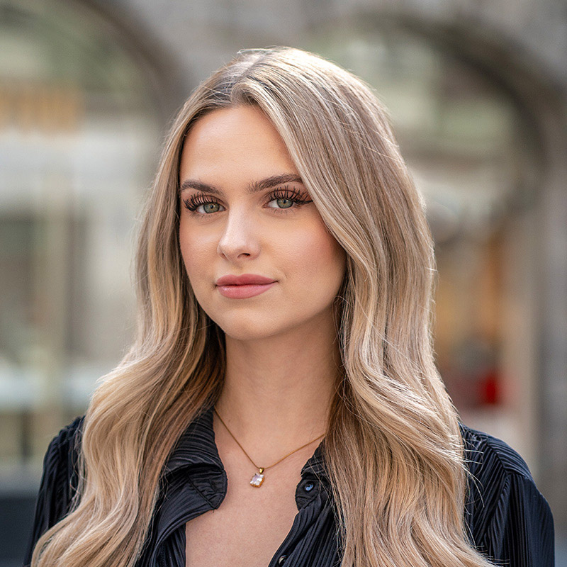 Angelina, Auszubildende, Lash & Brow Expert