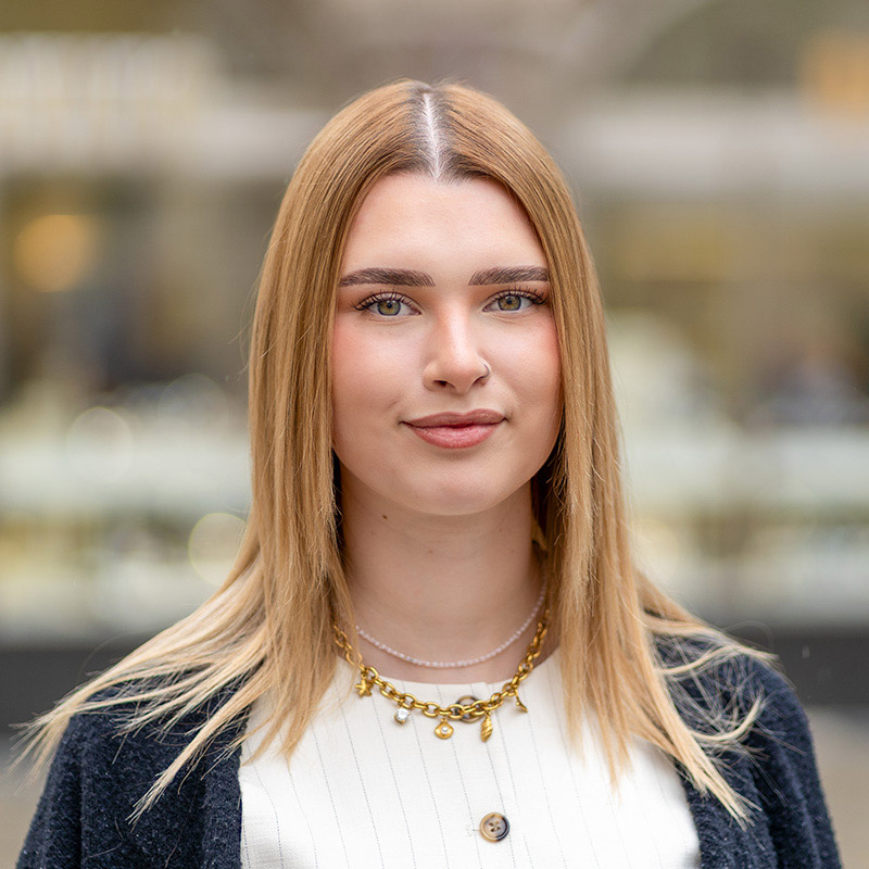Lena, Auszubildende